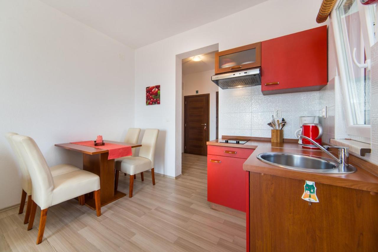 Apartments By The Sea Brist, Makarska - 11078 외부 사진