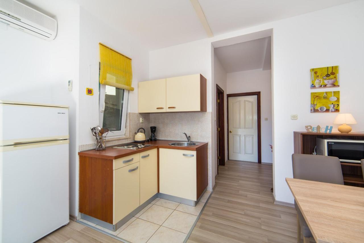 Apartments By The Sea Brist, Makarska - 11078 외부 사진
