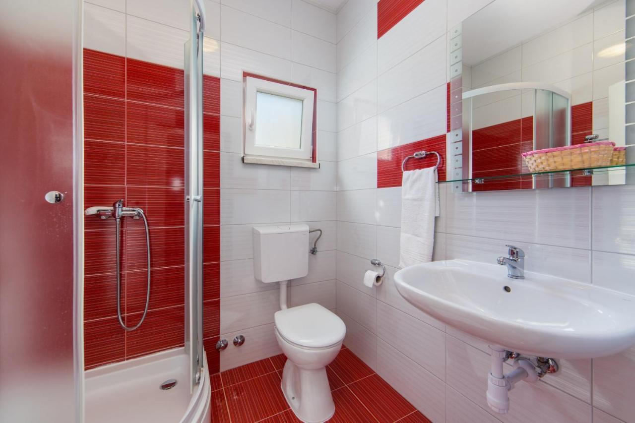 Apartments By The Sea Brist, Makarska - 11078 외부 사진
