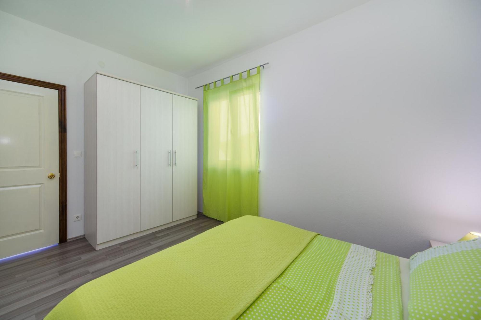 Apartments By The Sea Brist, Makarska - 11078 객실 사진
